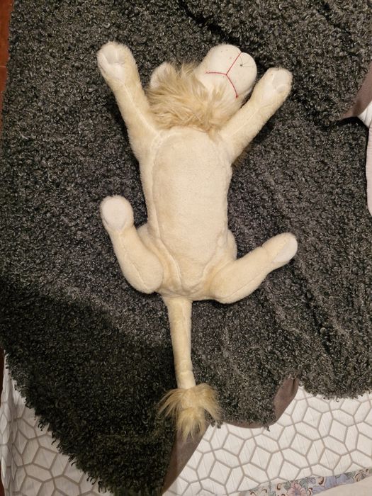 Leão de peluche.