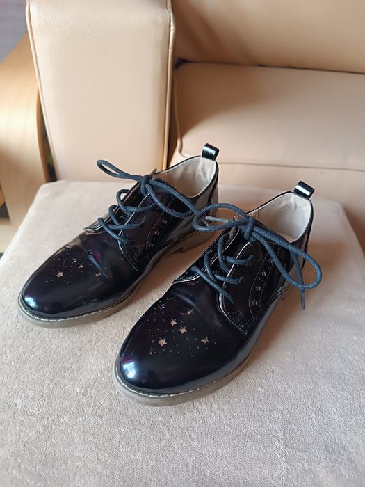 Sapatos Verniz Preto. Menina. Tamanho 33