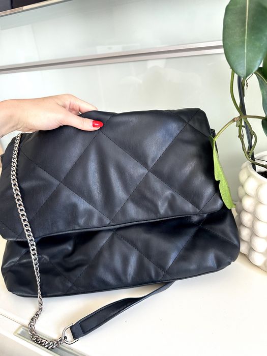 czarna pikowana torebka