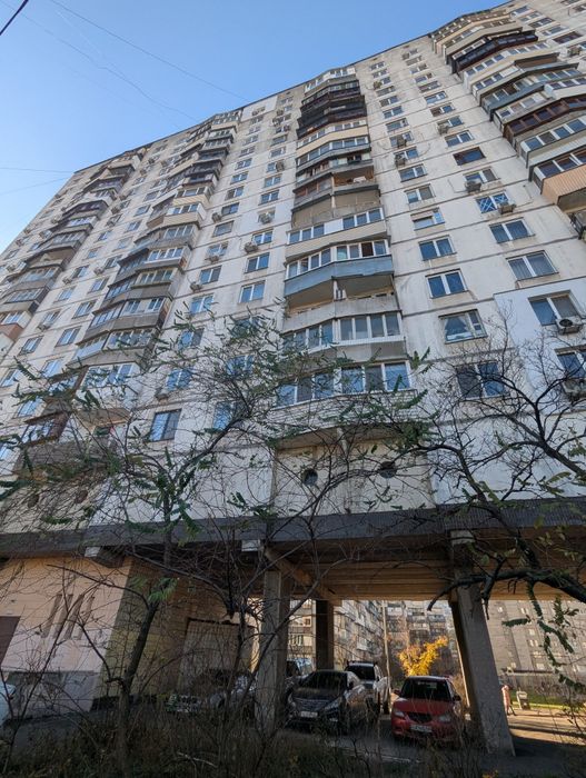 Продається 2 кімнатна квартира Тичини Березняки Лівобережна метро