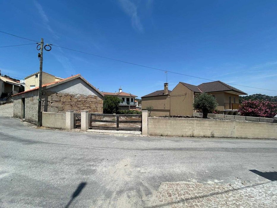 Vende‑se Palheiro / Casa em Pedra com Terreno