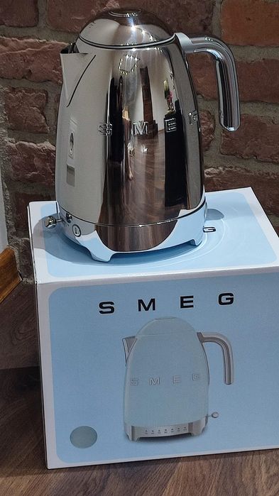 Nowy czajnik SMEG z regulacją temperatury srebrny