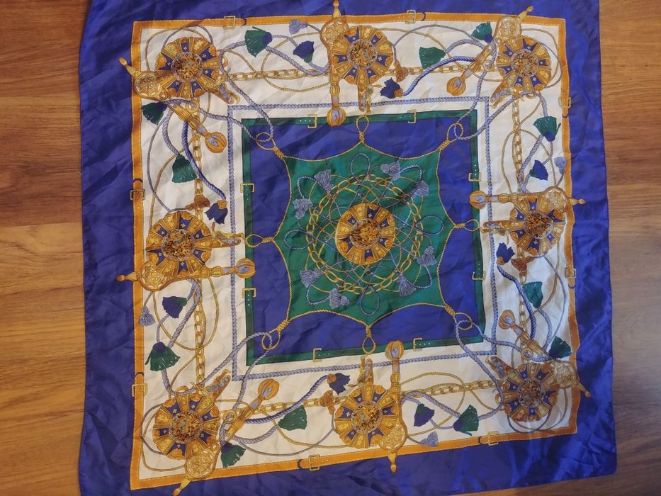 Chusta w stylu Versace