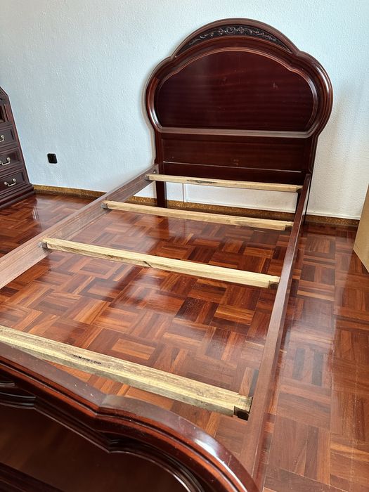 Vende-se conjunto de móveis em madeira