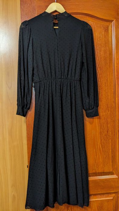 Дві гарні жіночі сукні