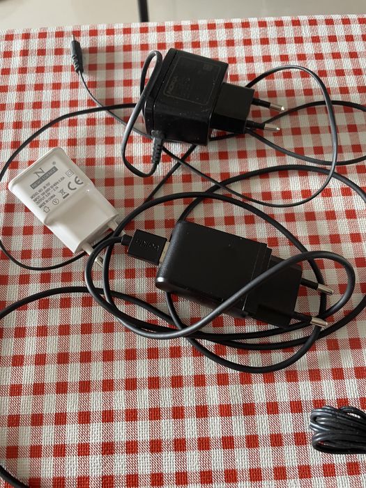 Conjunto de cabos de rede, VGA, usb, monitor e carregadores