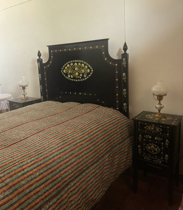 Mobília quarto de casal - madeira pintada à mão / alentejana