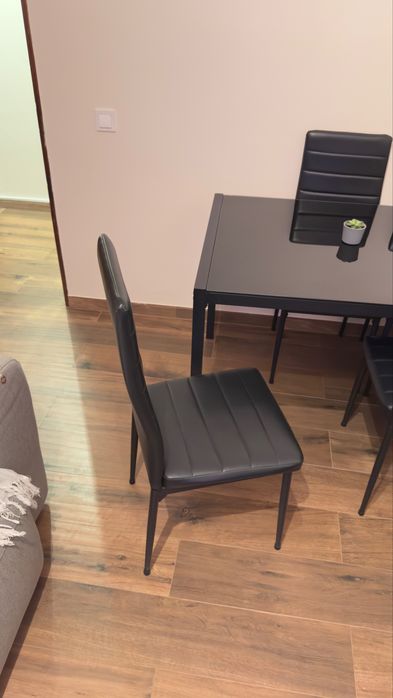 Conjunto de Mesa + 4 Cadeiras – Excelente Estado