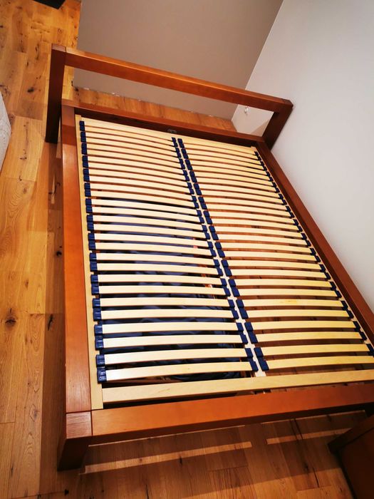 Łóżko drewniane bukowe lakierowane 140x200 ze stelażem