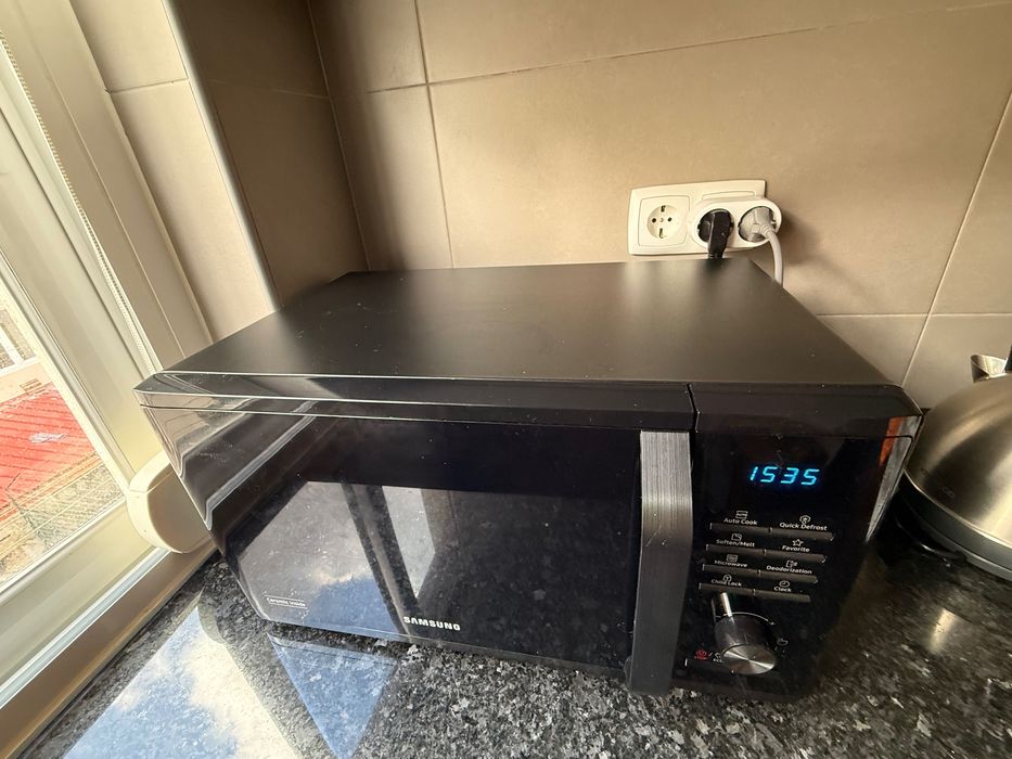 Micro-ondas Samsung MS23K3515AK (23L - Preto)