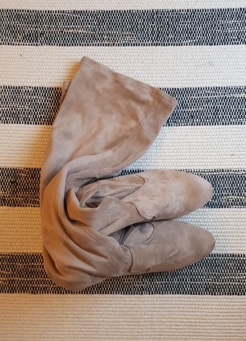 Beżowe kozaki za kolano na obcasie.