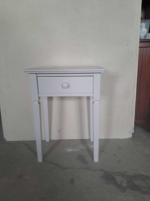 Mesa de cabeceira/apoio em madeira – pintada de branco