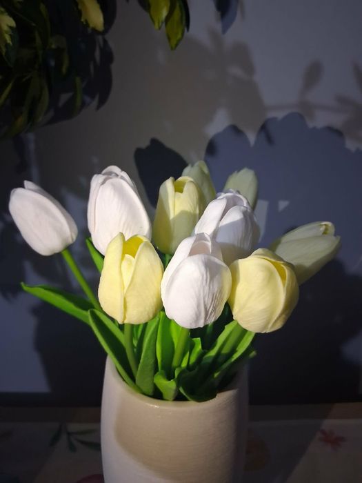 11 realistycznych, białych i mlecznych sztucznych tulipanów