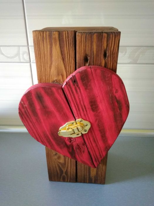 sprzedam drewnianą szkatułkę na butelkę lub inny prezent