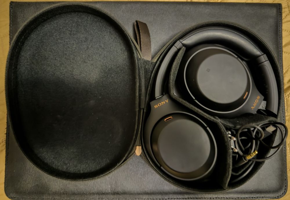 Sony WH-1000XM4 pretos — com estojo e acessórios