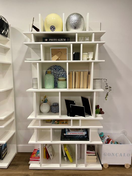 2 Estantes de madeira maciça