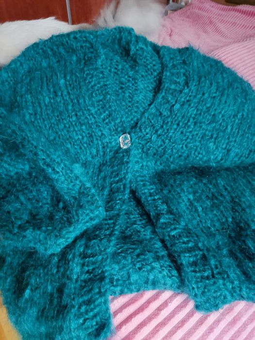 Sweter z moheru robiony na drutach