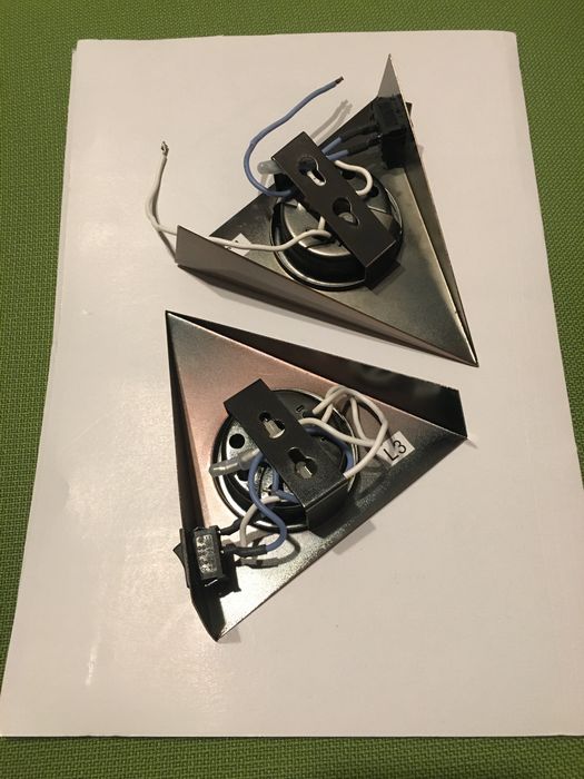 Dwie oprawy podszafkowe, halogen 12V. Kolor miedziany.