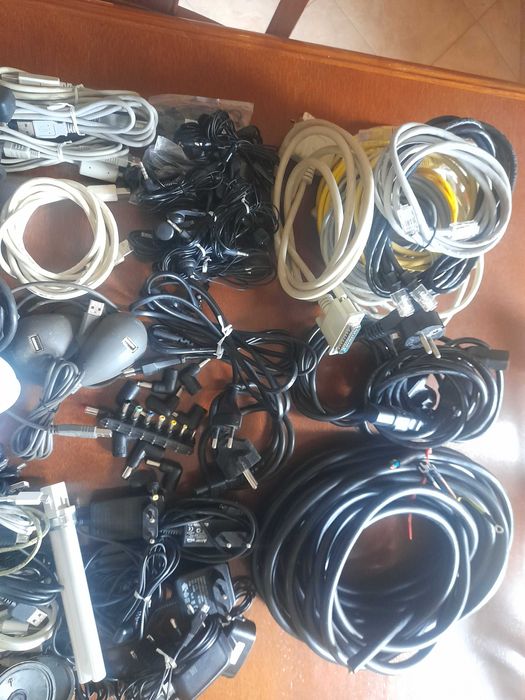 Varios cabos Electricos , Pc , Transformadores e Carregadores