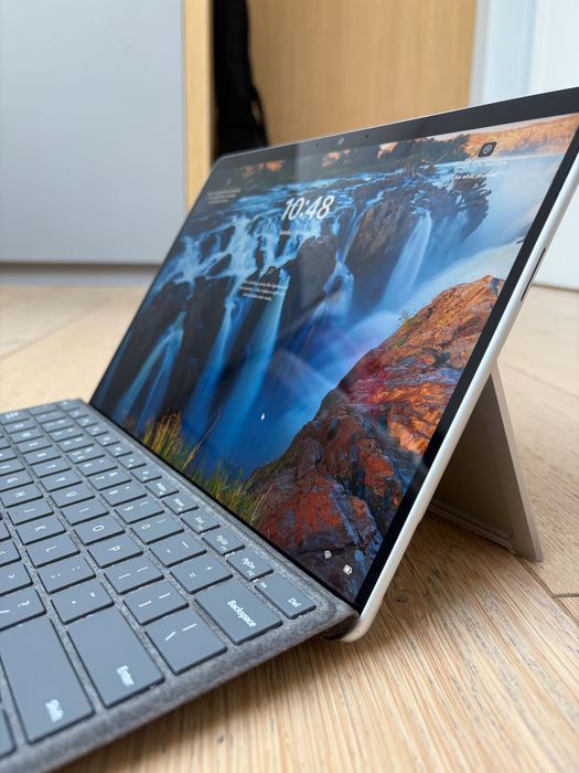 Surface Pro 9 wraz z klawiaturą oraz rysikiem platynowy laptop 2w1