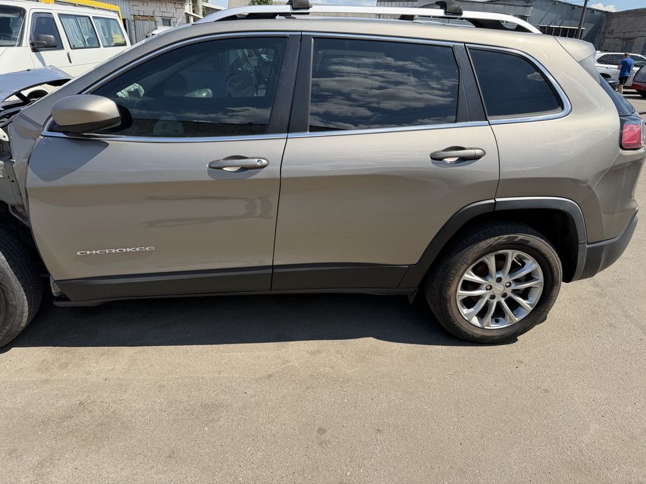 Запчастини Cherokke Задній бампер і комплектуючі до Jeep Cherokee KL 2019