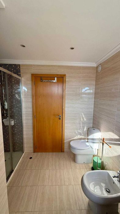 Apartamento T3, com 2 lugares de garagem e Arrumos, Zona Norte-VNF