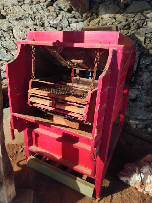 Limpadora de milho manual em madeira antiga