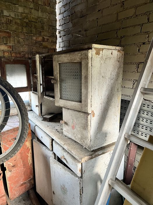 Kredens stary do remontu