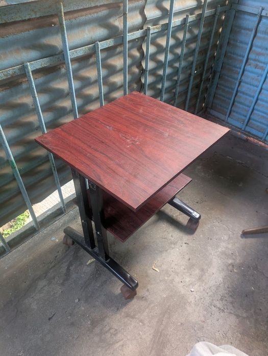 Продам  столик на колесах