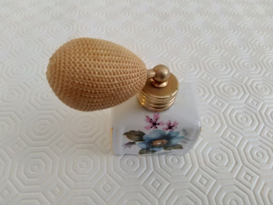 Frasco de perfume  em porcelana alemã, anos 60