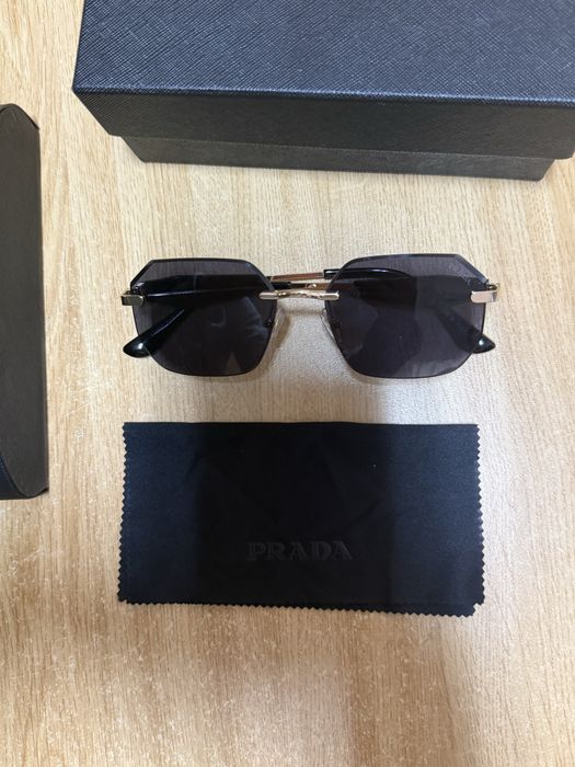Oculos Prada com lentes pretas na caixa
