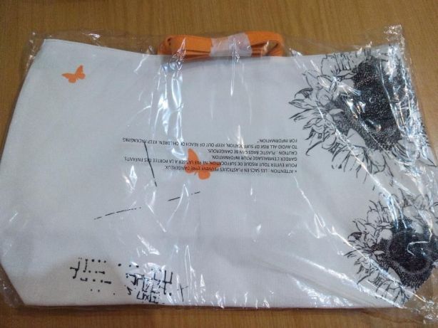 CLARINS mala com alça e dois padrões diferentes dos dois lados NOVO