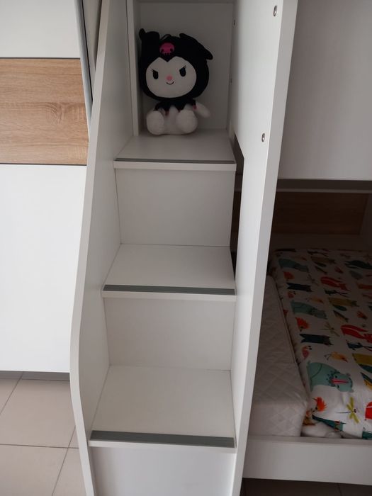 Cama beliche branca e creme