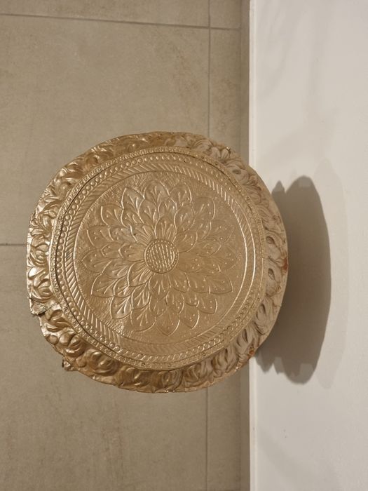 Coluna decorativa com liga metalica