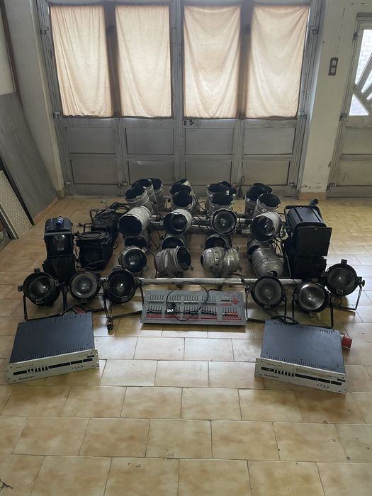Lote iluminação profissional de palco +mesa+dimmers + de 20 progetores
