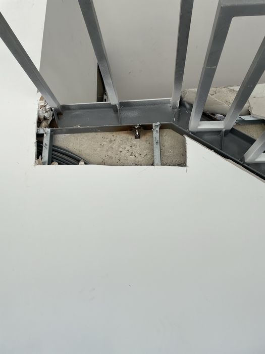 Escadas metalicas suspensas