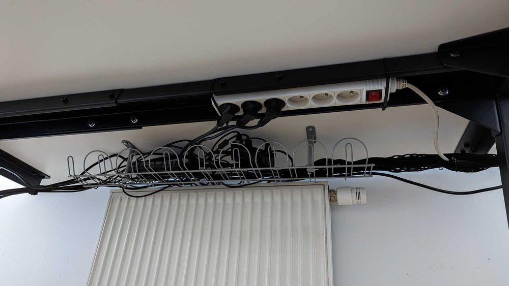Organizer na kable Ikea Signum, cable management, uchwyt na kable
