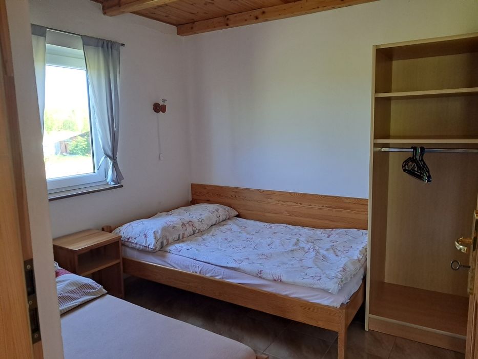 Przytulny domek z pomostami , plażą, placem zabaw