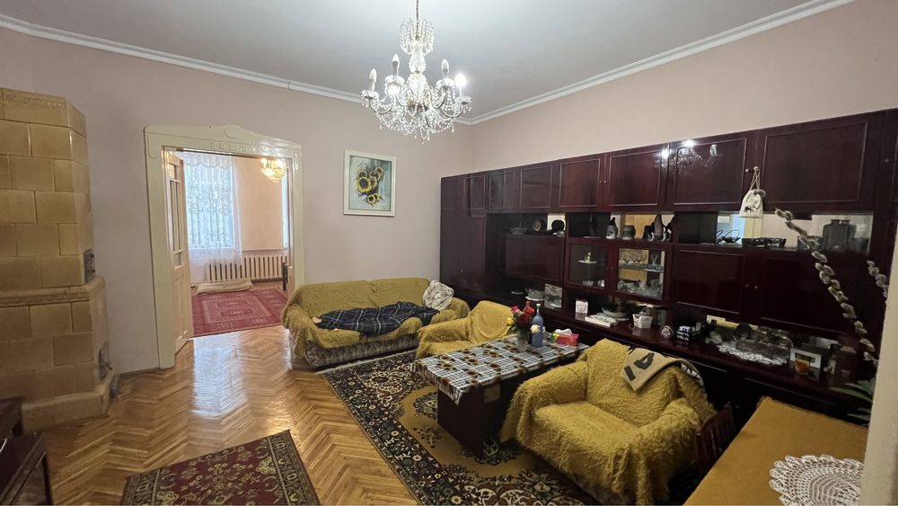 Дім на 8 сотинах престижна локація