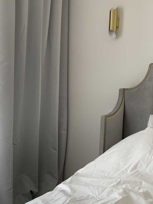 Sypialnia łoże ozdobne pinezki gwoździe łóżko glamour king panele