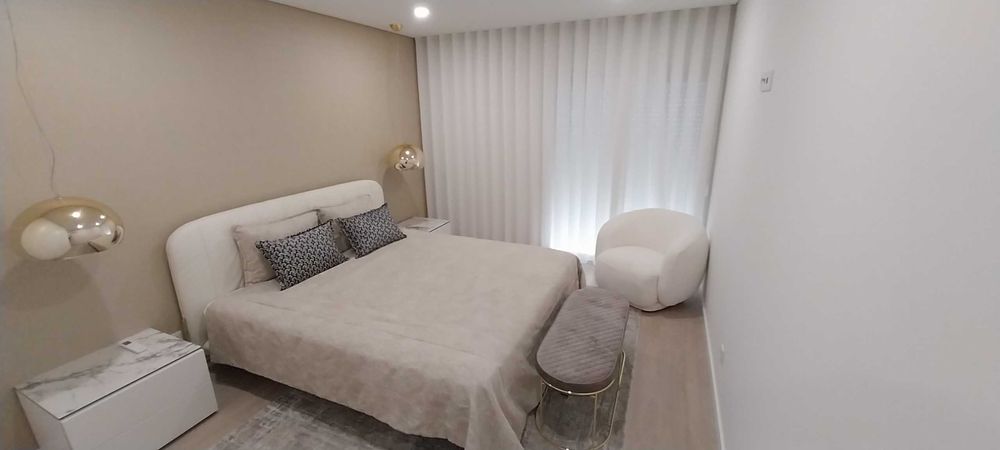 Apartamento T3 mobilado à venda na Rua Doutor António Luz, Serra de Carnaxide, Venteira, Amadora