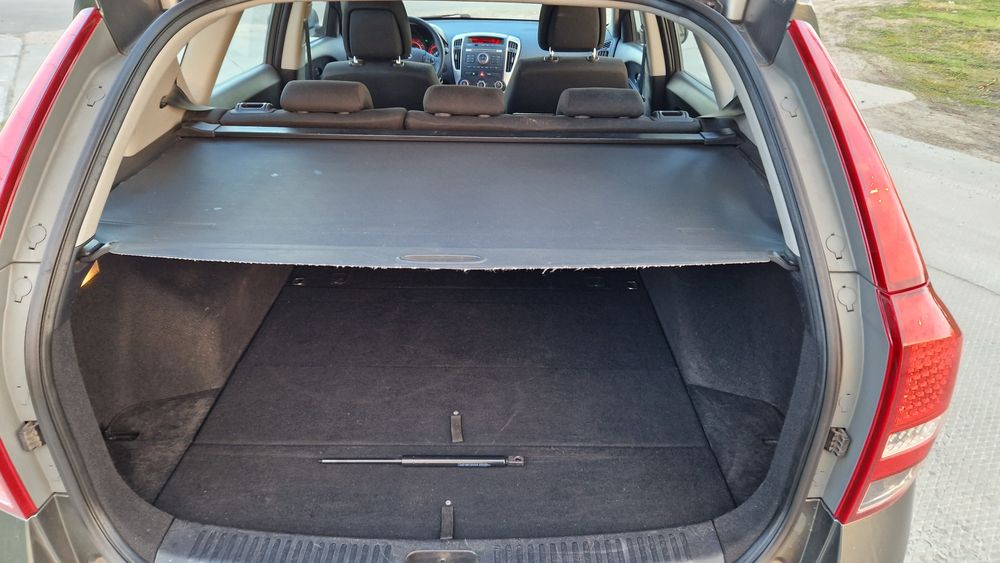 Автомобиль Kia Cee'd универсал 2009 рік
