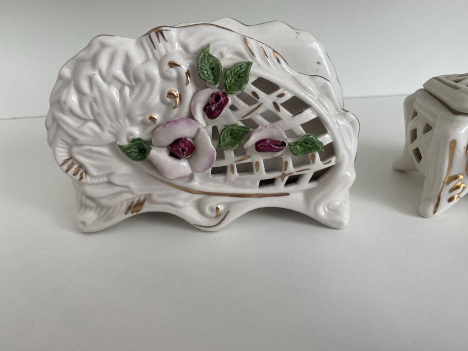 Dwie rzeczy z ażurowej porcelany