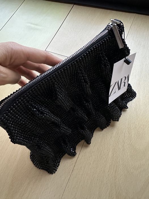 Mala preta toda em folhos brilhantes pretos