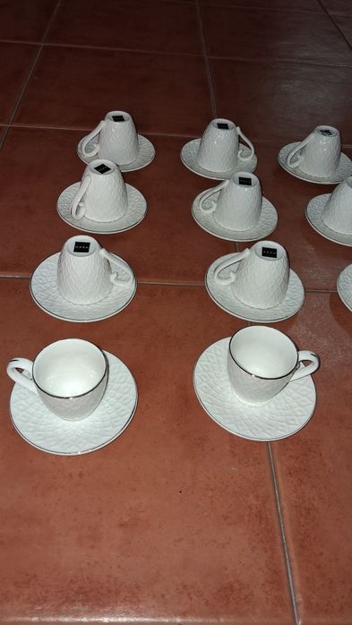 Conjunto de 12  chavenas de café e pires