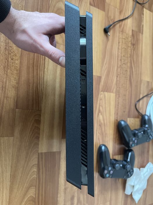 PlayStation 4 Slim 1 Tb + 2 джостика