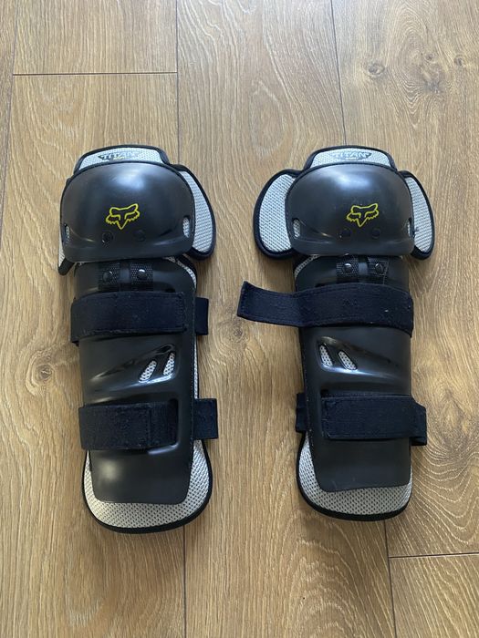 Nakolanniki FOX titan sport