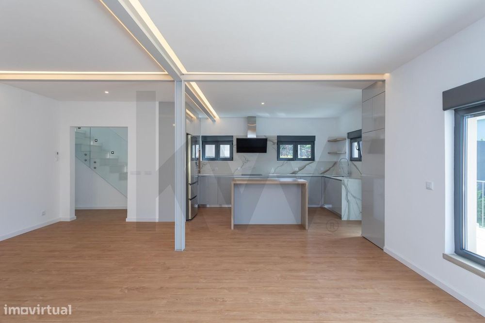 Charmosa Moradia T5 com Jardim Totalmente Remodelada -  Sassoeiros, Ca
