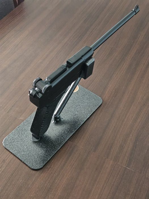 Metalowa rzeźba pistoletu