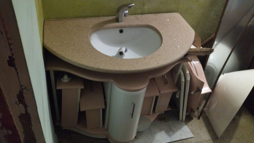 Продам мраморную мойку с полочками и зеркалом